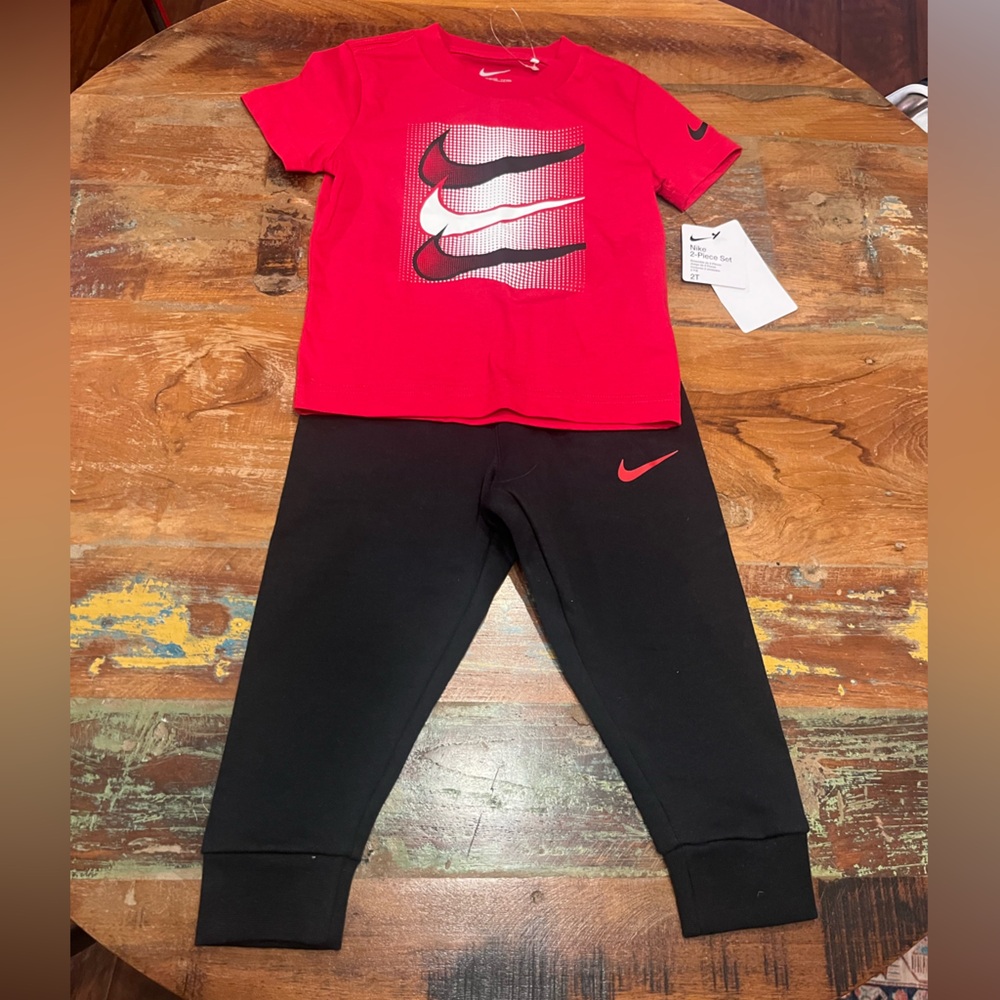 NWT Nike Toddler Boys 2 Piece Set